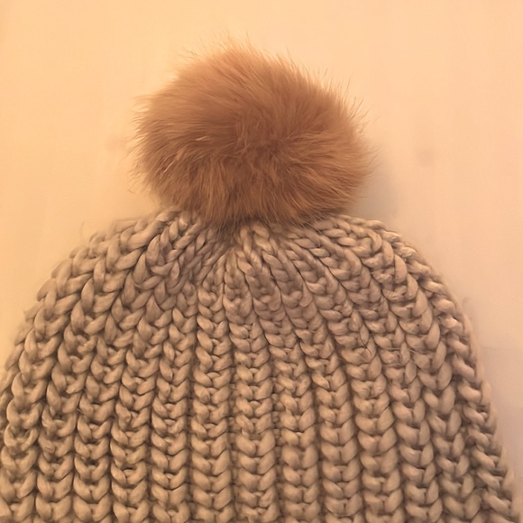 Loft Women’s Knit Beanie Har with Pom - Picture 2 of 3